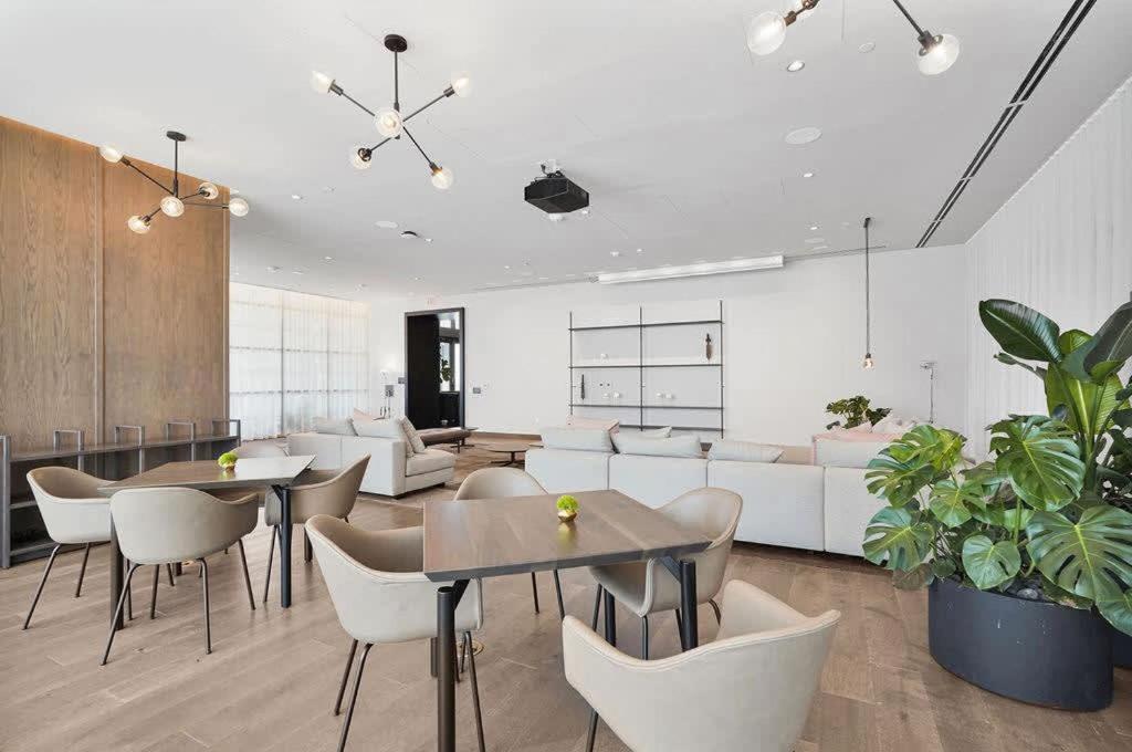 Stylish -amenities & Pool Apartment *