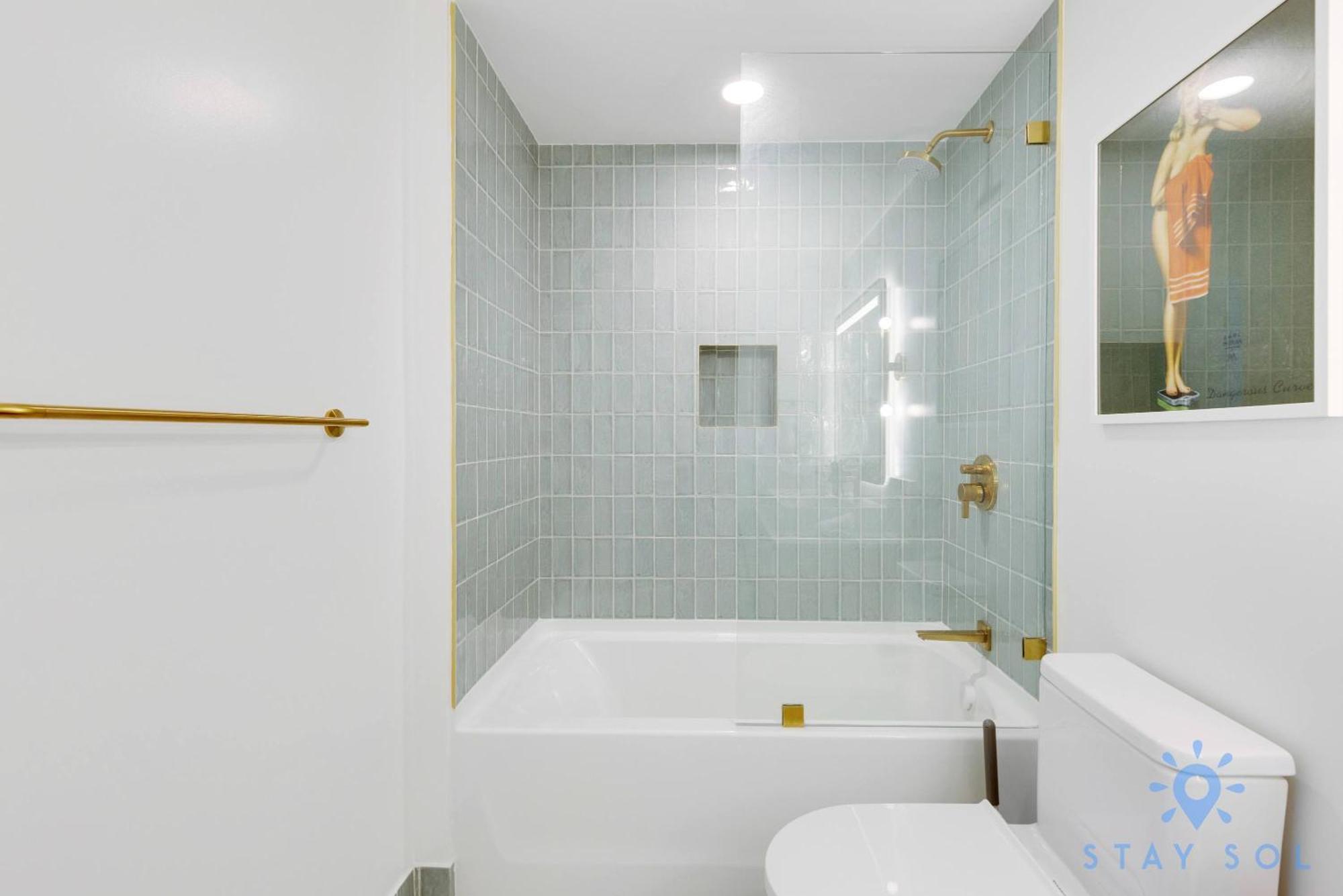 Stylish -amenities & Pool Apartment