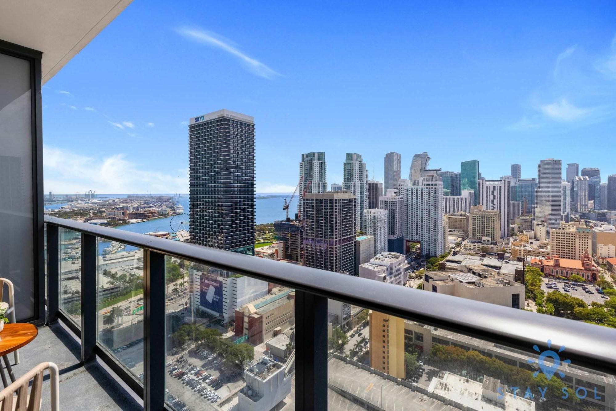 Stylish -amenities & Pool Apartment *