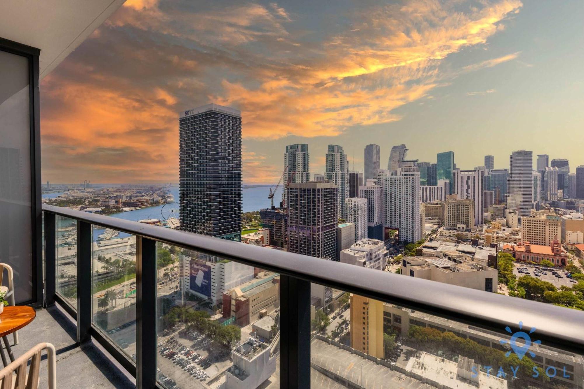 Stylish -amenities & Pool Apartment