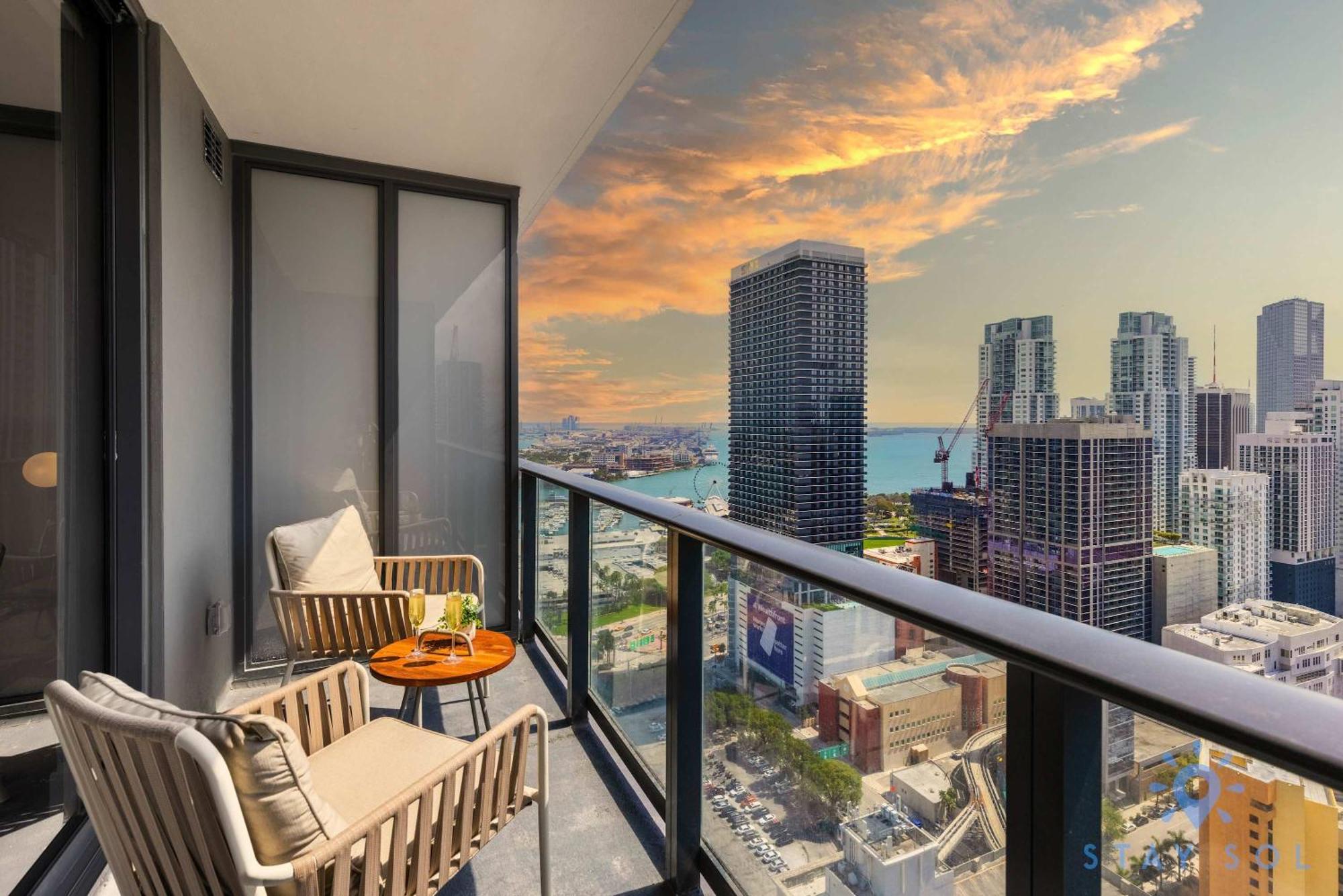 Stylish -amenities & Pool Apartment Miami
