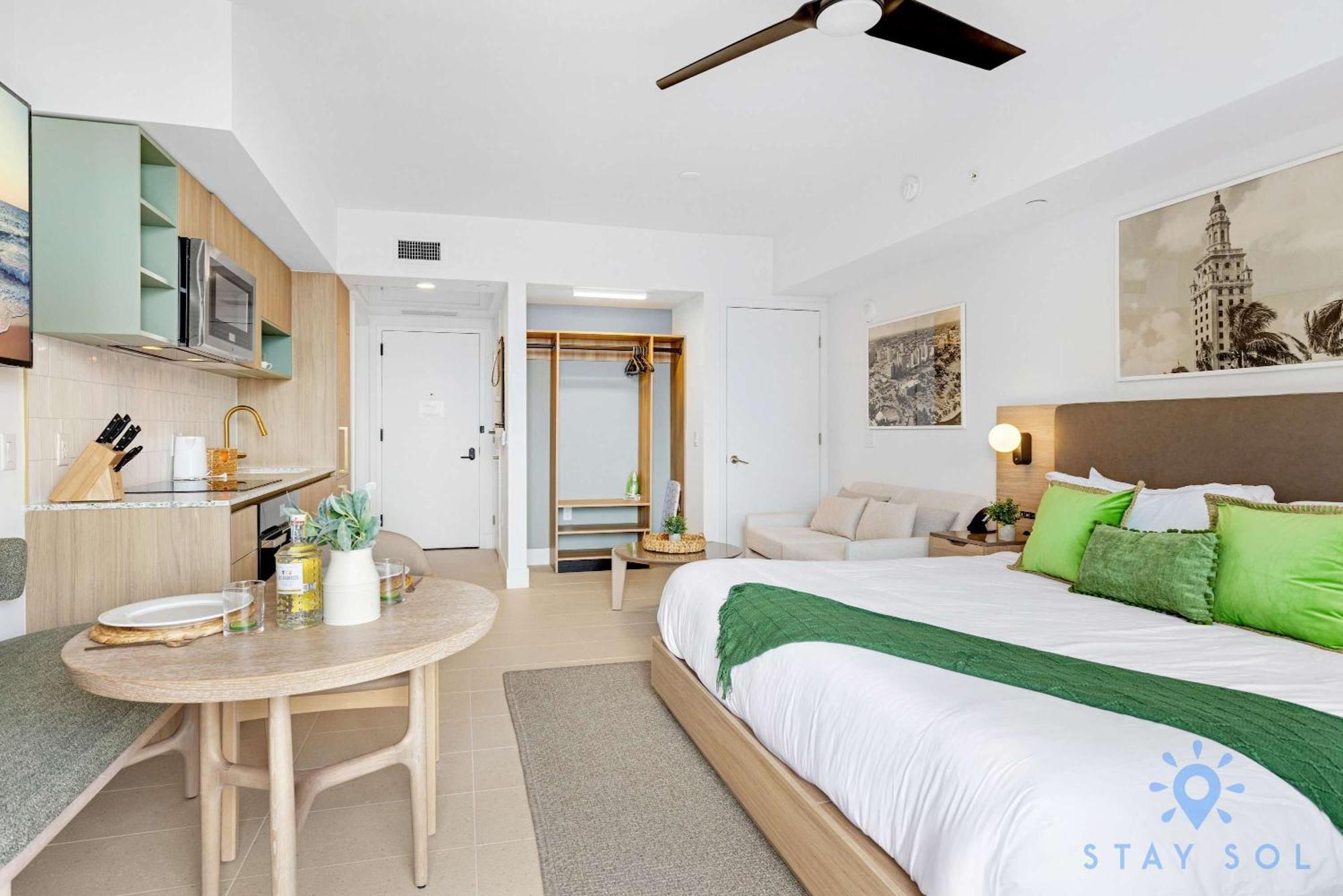 Stylish -amenities & Pool * Miami